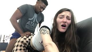 Негр кончил жопастой подружке в вагину, а потом отшлепал её по попе